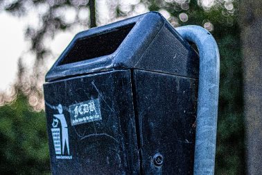 Bin rationalisation programme for Eynsham - A public waste bin in a park - Photographer Hidde van Esch